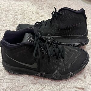 Nike Kyrie 4 Blackout Basketball Shoes Mens size 10.5  943806-008